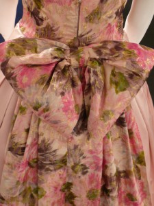 traje novia en seda labrada de color hueso 51