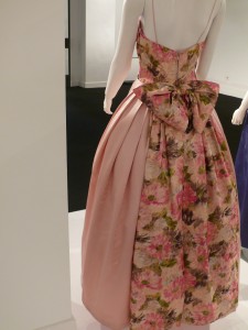 traje novia en seda labrada de color hueso 52